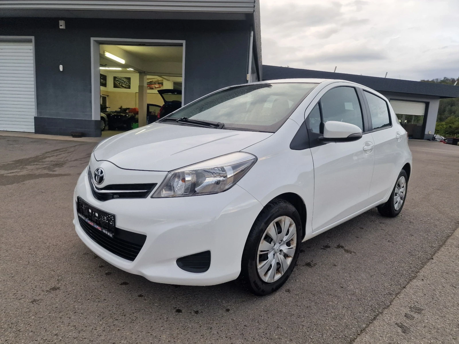 Toyota Yaris 1, 0I 54000км - изображение 3