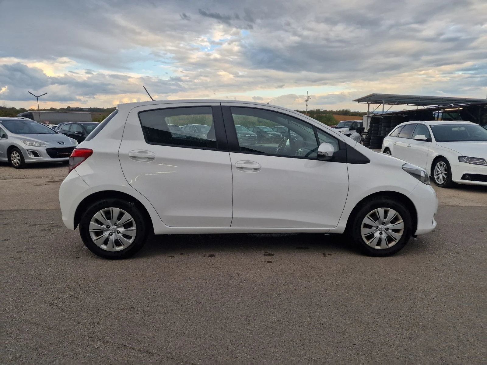 Toyota Yaris 1, 0I 54000км - изображение 7