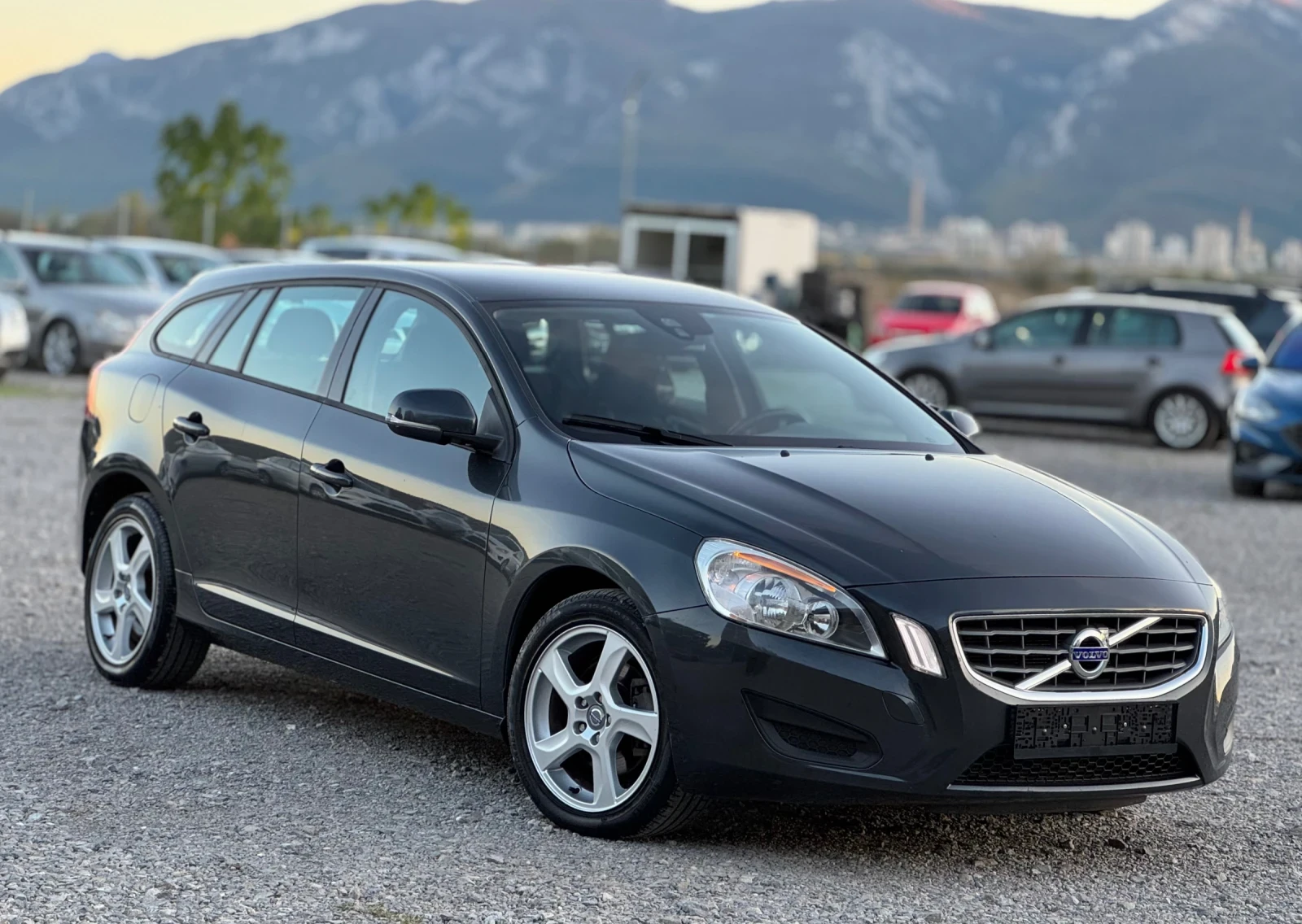 Volvo V60 2.0D 136к.с * Навигация* * Автоматик*  - изображение 3