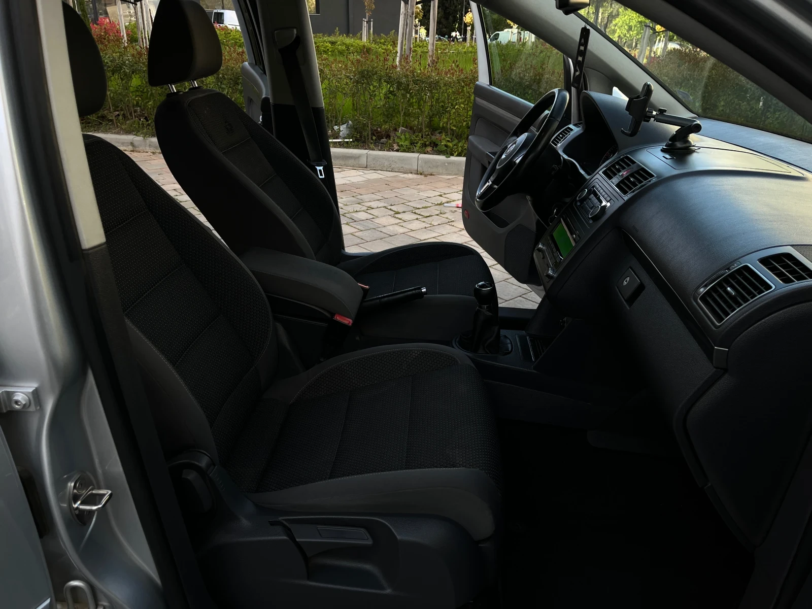 VW Touran 2.0TDI, снимка 15 - Автомобили и джипове - 54371983