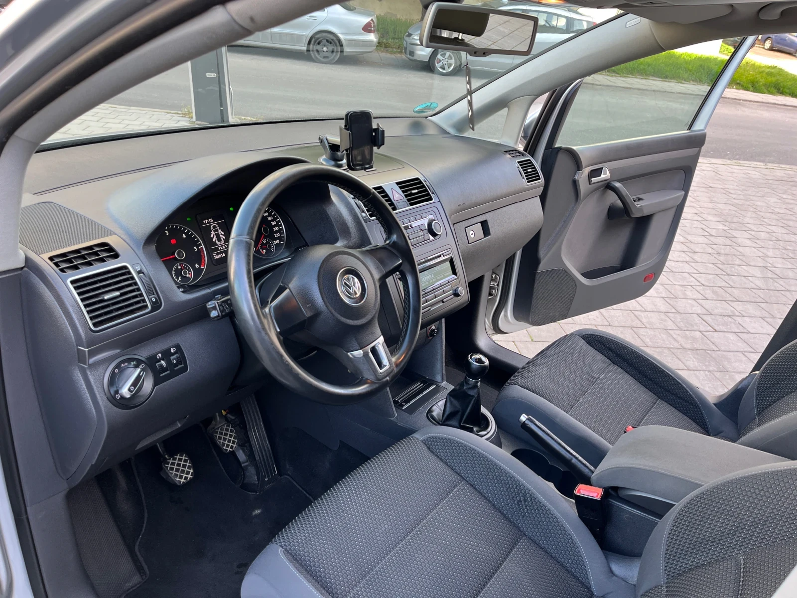 VW Touran 2.0TDI, снимка 9 - Автомобили и джипове - 54371983