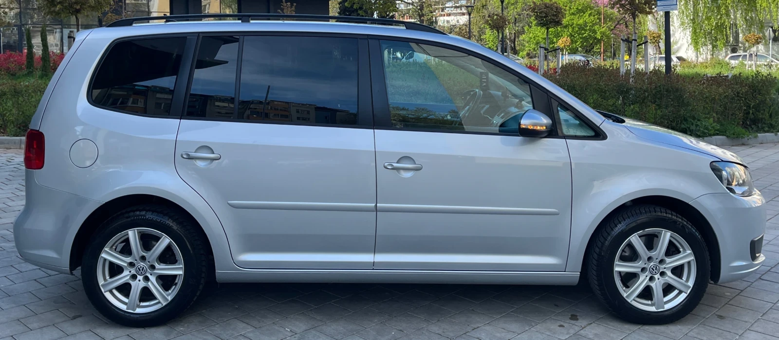 VW Touran 2.0TDI, снимка 7 - Автомобили и джипове - 54371983