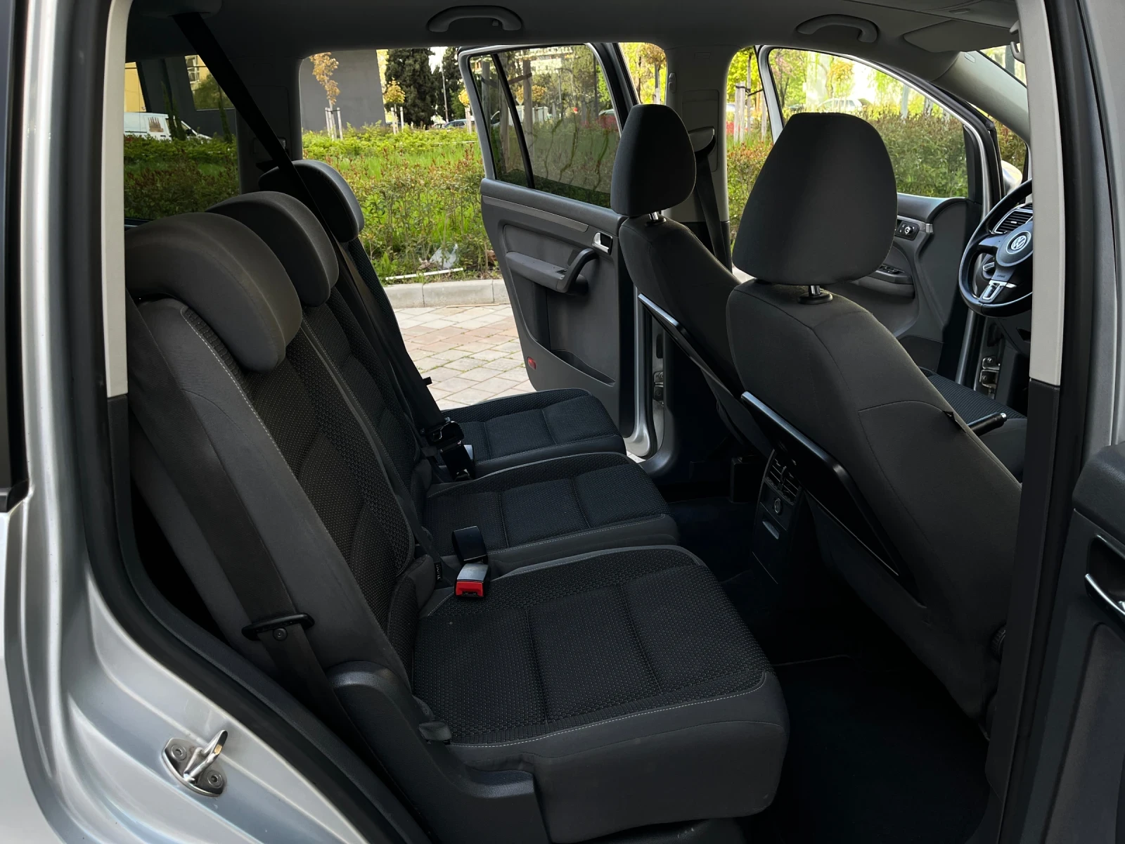 VW Touran 2.0TDI, снимка 14 - Автомобили и джипове - 54371983