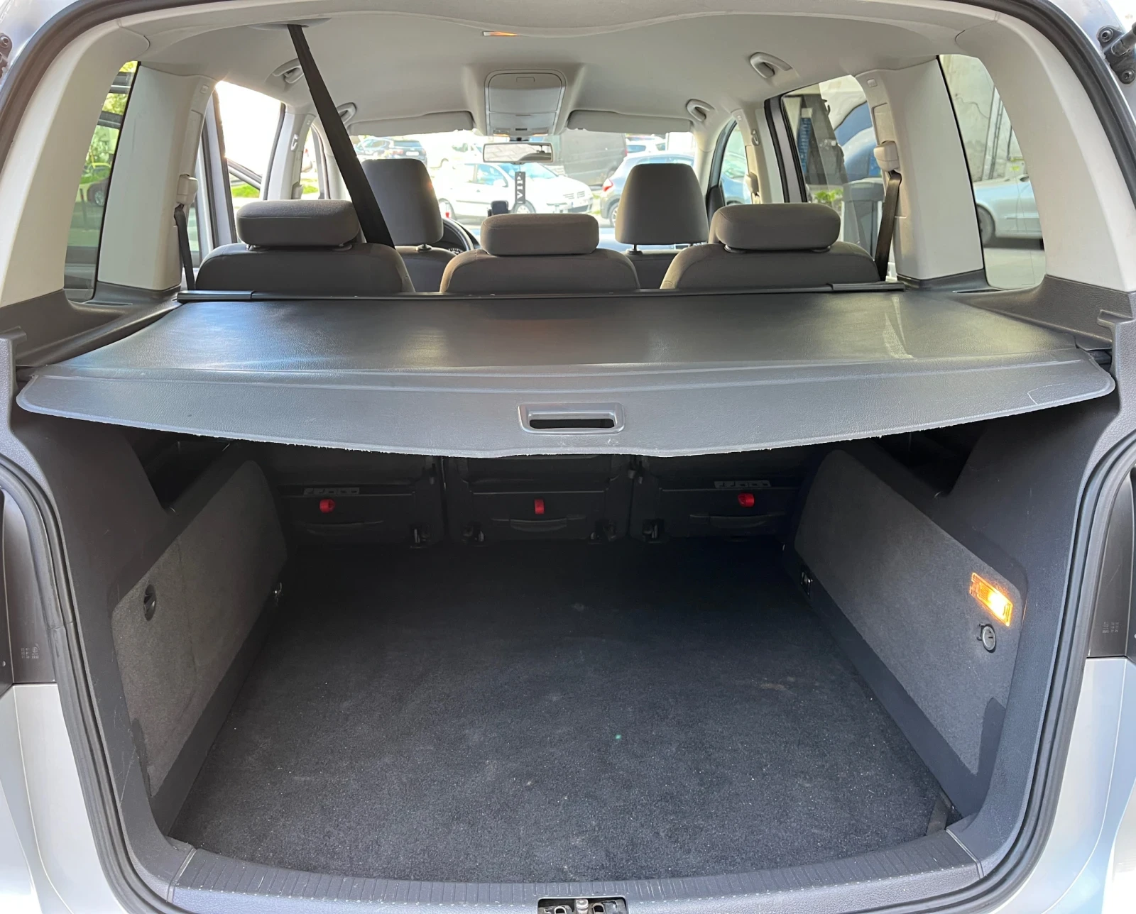 VW Touran 2.0TDI, снимка 13 - Автомобили и джипове - 54371983