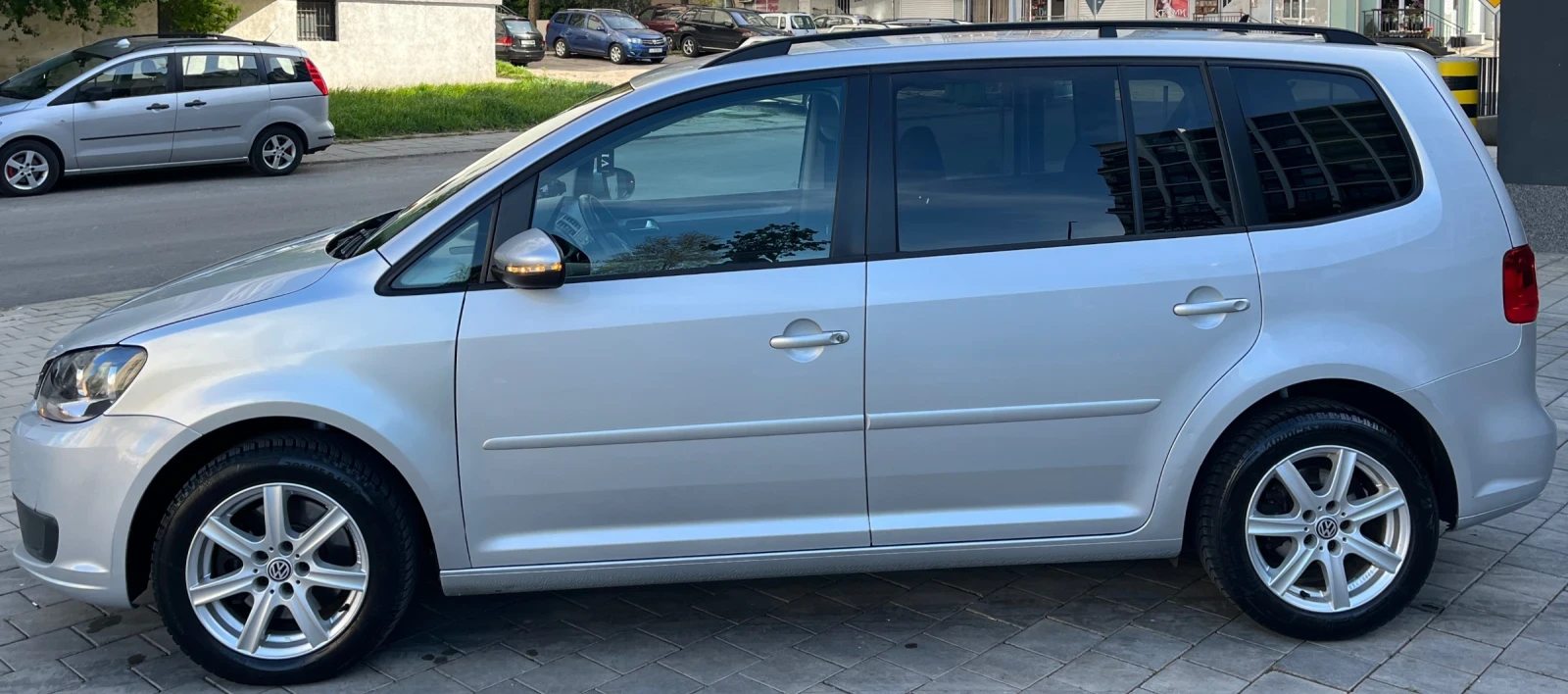 VW Touran 2.0TDI, снимка 3 - Автомобили и джипове - 54371983