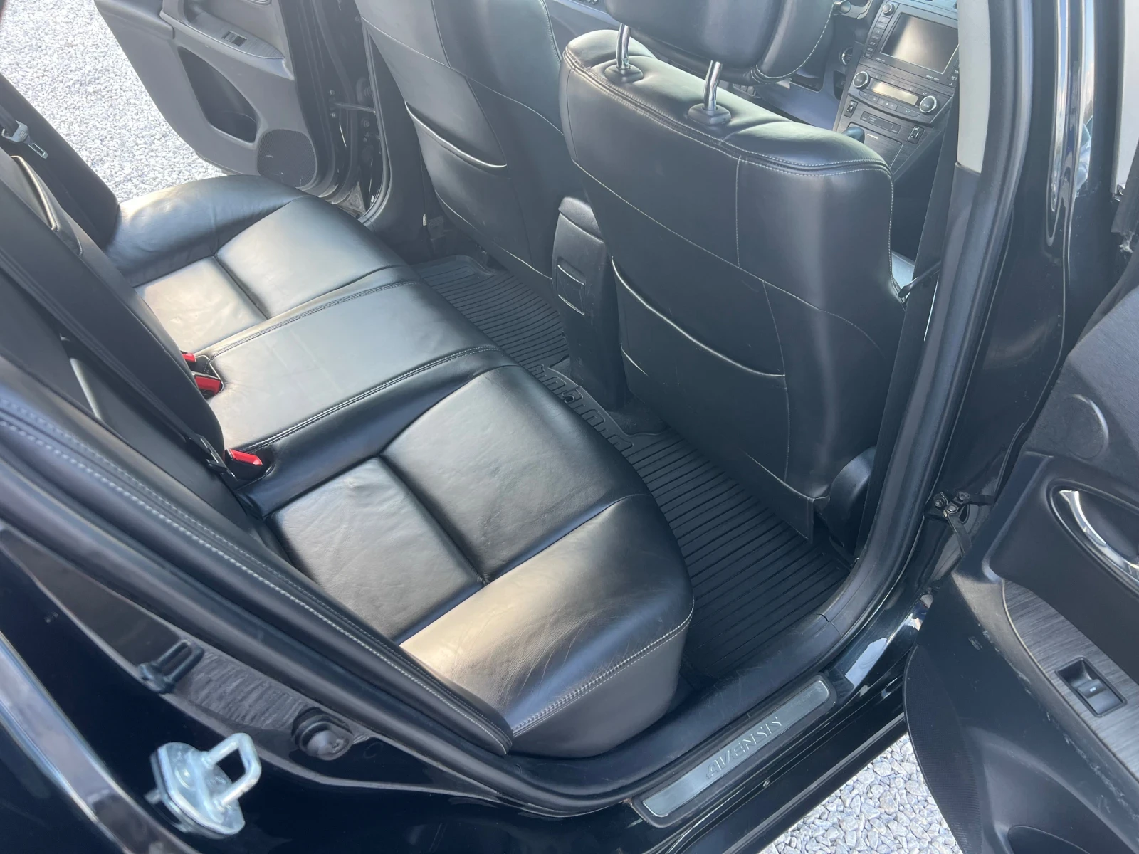 Toyota Avensis 2.0 Linea Sol, снимка 13 - Автомобили и джипове - 54530910