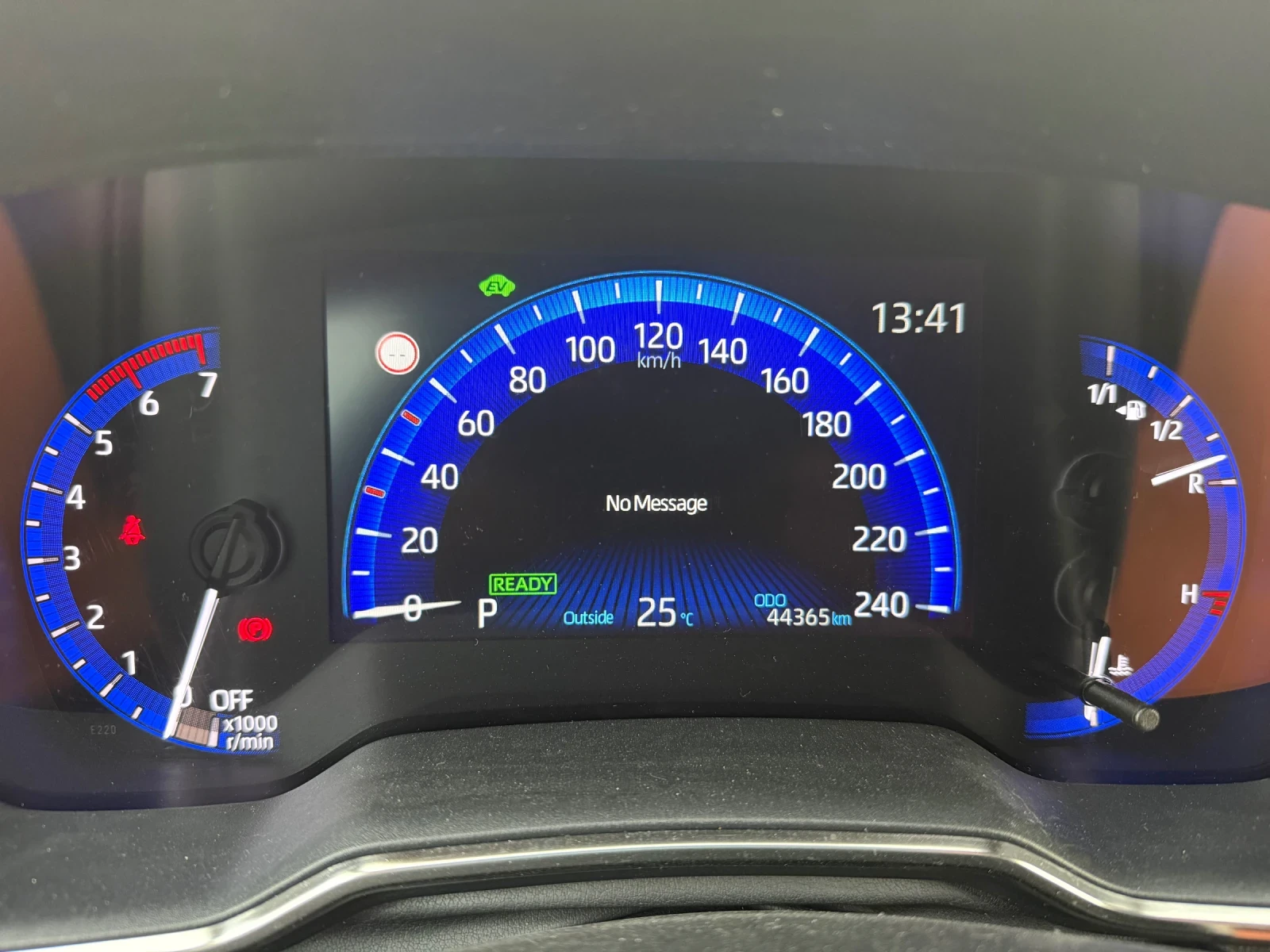 Toyota Corolla 1.8 хибрид, снимка 11 - Автомобили и джипове - 55013540
