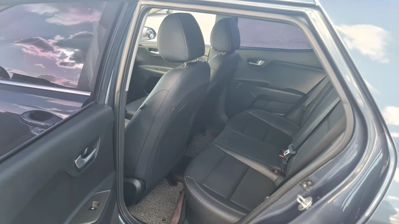 Kia Stonic 1, 6 CRDI, AUTOMAT, FULL, снимка 3 - Автомобили и джипове - 52062570