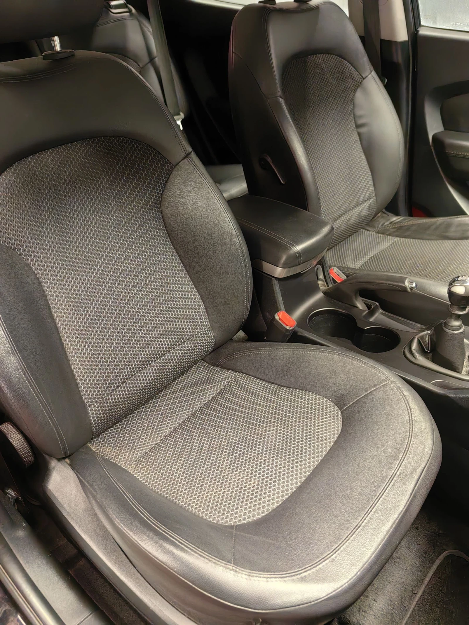 Hyundai IX35 1.7CRDI* КОЖА* ПОДГРЕВ* ПАРКТРОНИК* МУЛТИ* , снимка 8 - Автомобили и джипове - 54712673