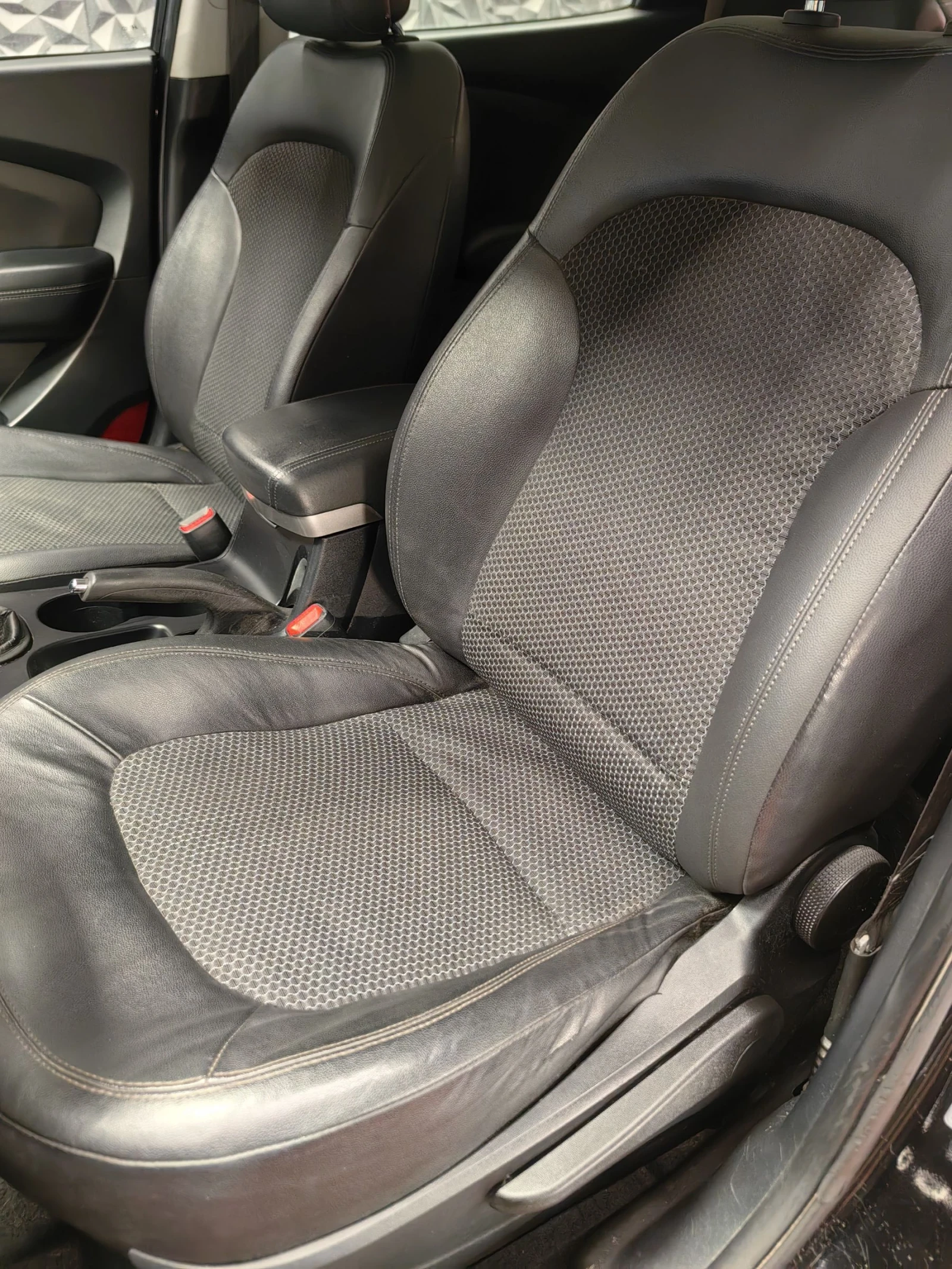 Hyundai IX35 1.7CRDI* КОЖА* ПОДГРЕВ* ПАРКТРОНИК* МУЛТИ* , снимка 9 - Автомобили и джипове - 54712673