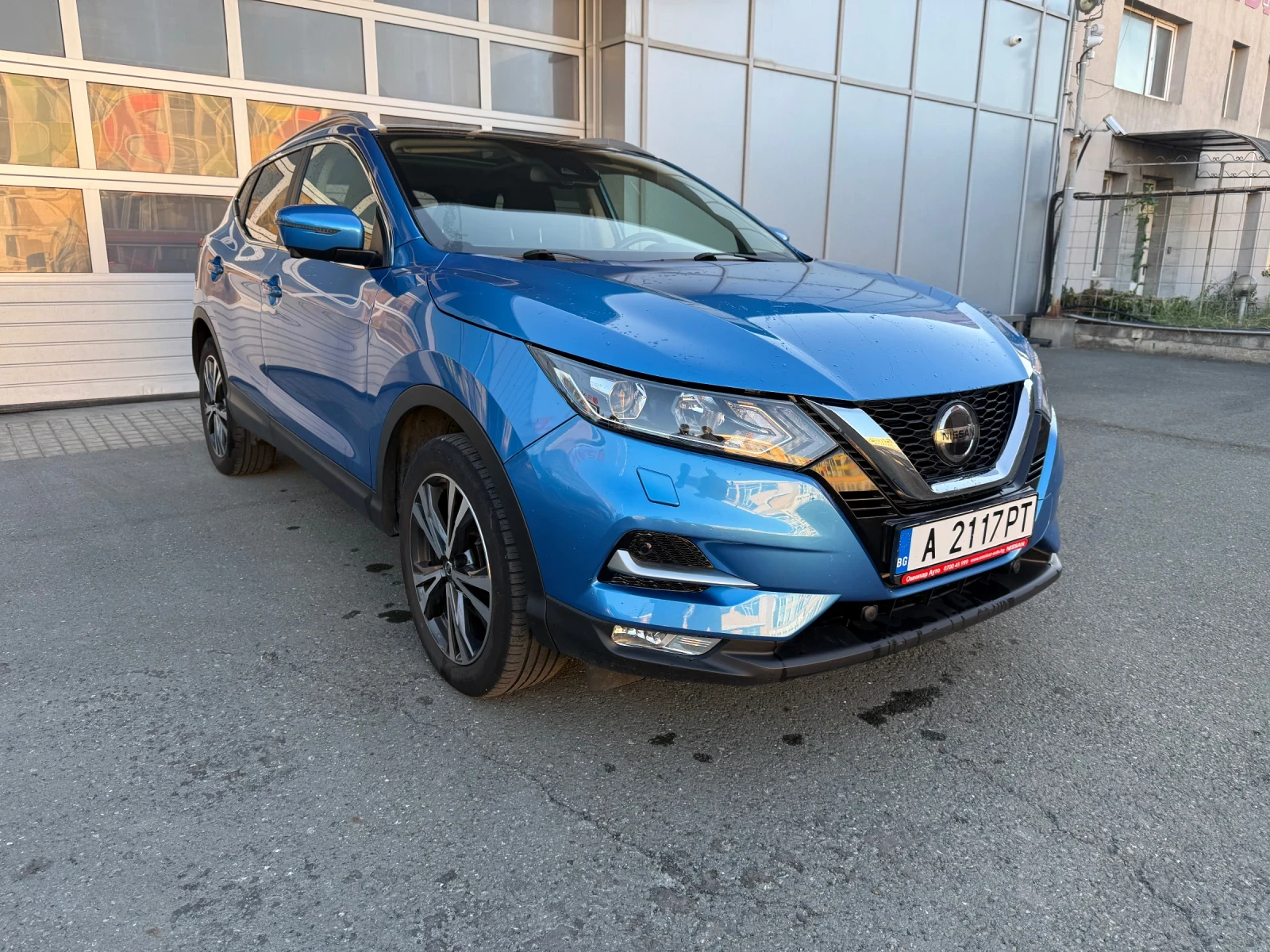 Nissan Qashqai 1.2 ОБСЛУЖЕНА КАТО НОВА, снимка 2 - Автомобили и джипове - 55467386
