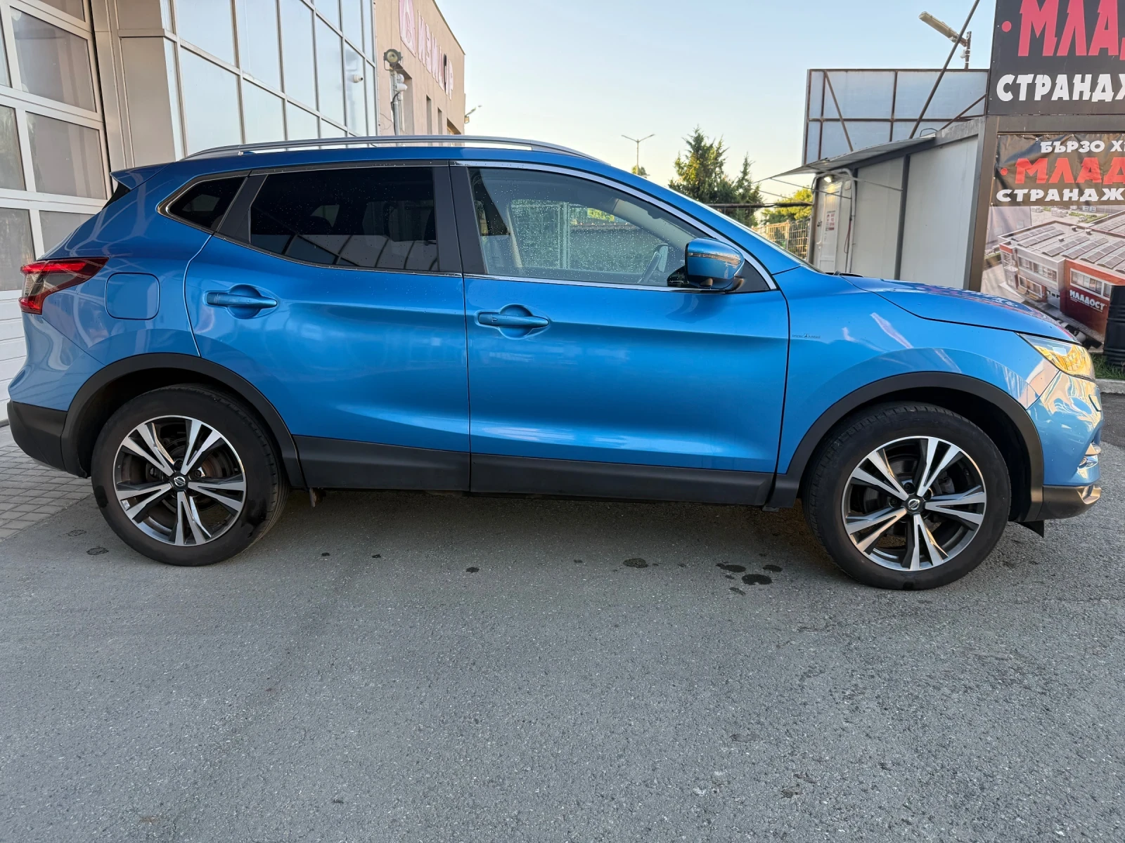 Nissan Qashqai 1.2 ОБСЛУЖЕНА КАТО НОВА, снимка 3 - Автомобили и джипове - 55467386
