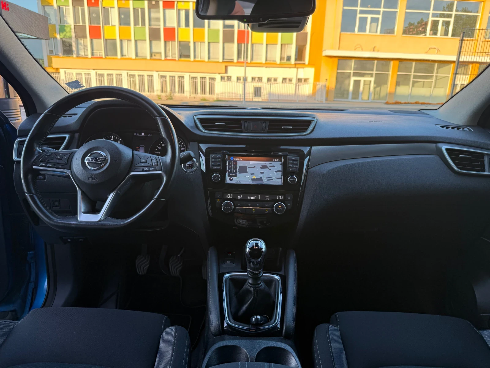 Nissan Qashqai 1.2 ОБСЛУЖЕНА КАТО НОВА, снимка 12 - Автомобили и джипове - 55467386