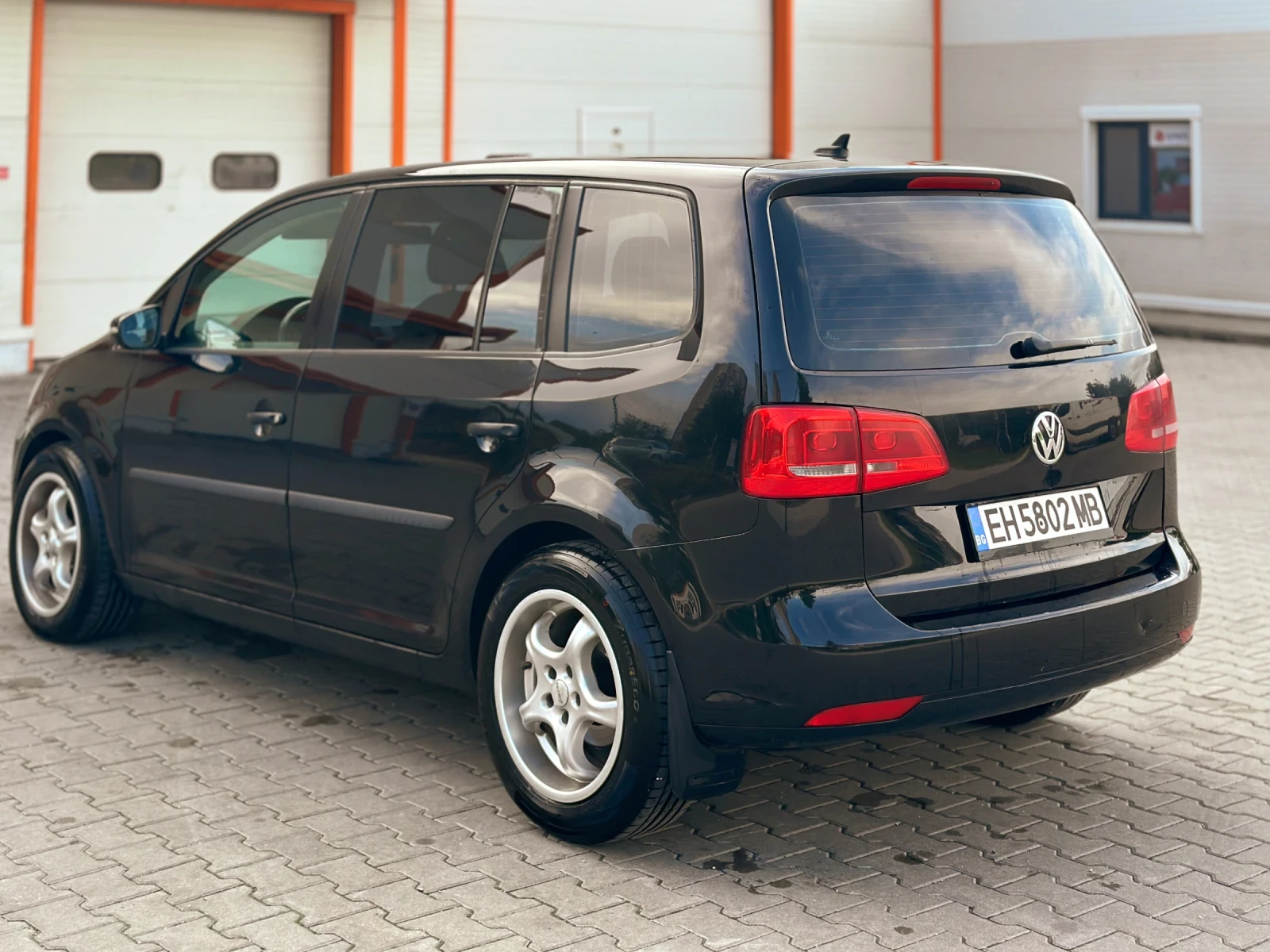 VW Touran 1.6TDI 105кс, снимка 5 - Автомобили и джипове - 54654460