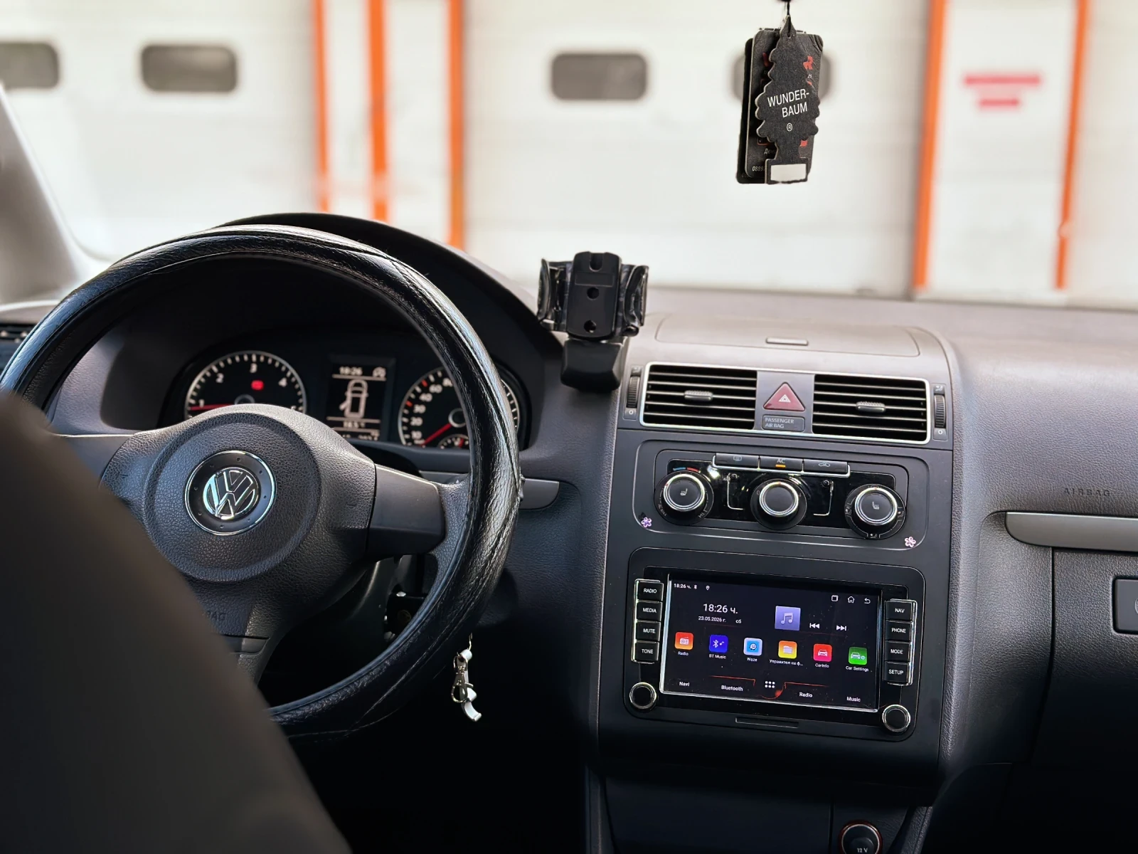 VW Touran 1.6TDI 105кс, снимка 7 - Автомобили и джипове - 54654460