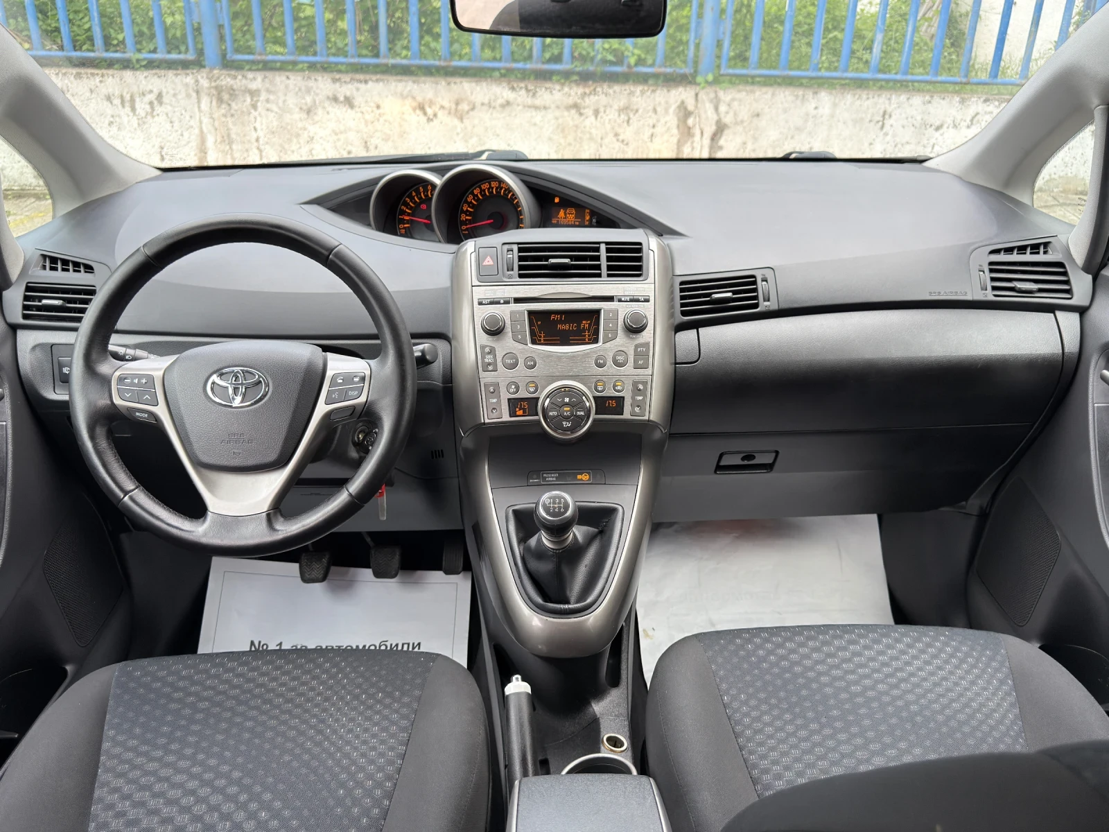 Toyota Verso 1.8i- ЛЕТИ ДЖАНТИ- 6СКОРОСТИ- КЛИМАТРОНИК- 7 МЕСТА, снимка 9 - Автомобили и джипове - 54667169