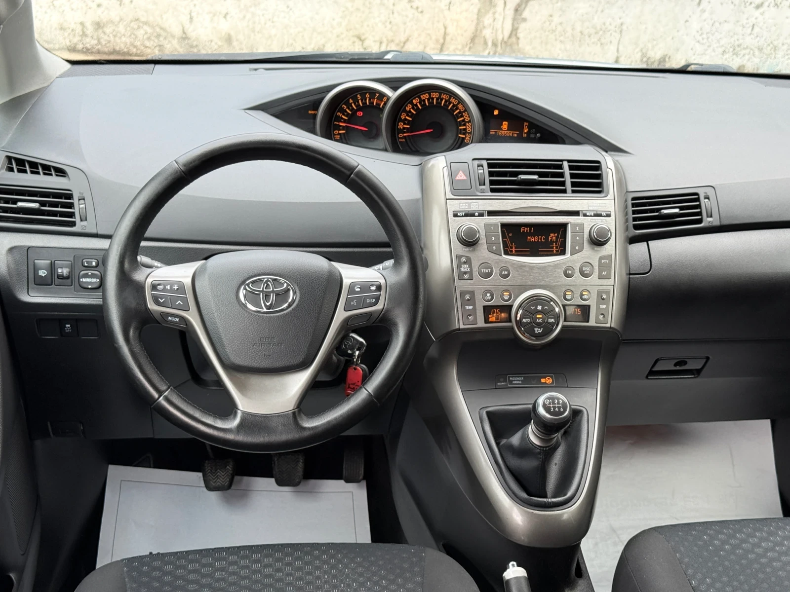 Toyota Verso 1.8i- ЛЕТИ ДЖАНТИ- 6СКОРОСТИ- КЛИМАТРОНИК- 7 МЕСТА, снимка 10 - Автомобили и джипове - 54667169