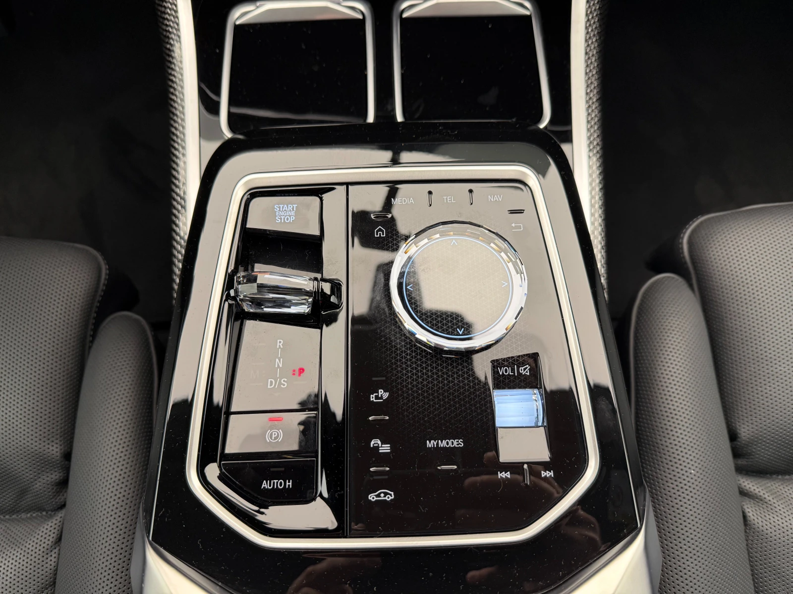 BMW 740 xDrive\B&W\Carbon, снимка 13 - Автомобили и джипове - 54748312