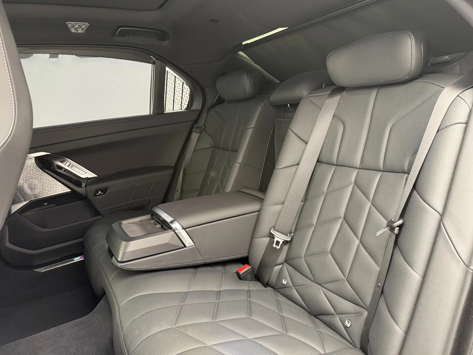 BMW 740 xDrive\B&W\Carbon, снимка 16 - Автомобили и джипове - 54748312