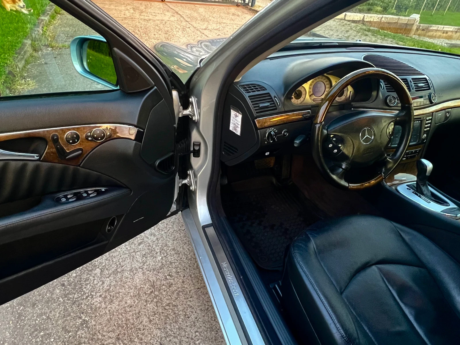 Mercedes-Benz E 320 ПЕРФЕКТЕН! ТОП СЪСТОЯНИЕ!, снимка 9 - Автомобили и джипове - 54900998