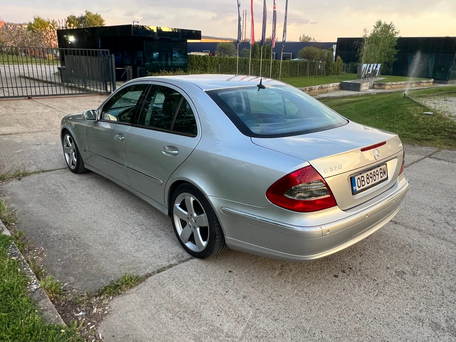 Mercedes-Benz E 320 ПЕРФЕКТЕН! ТОП СЪСТОЯНИЕ!, снимка 5 - Автомобили и джипове - 54900998