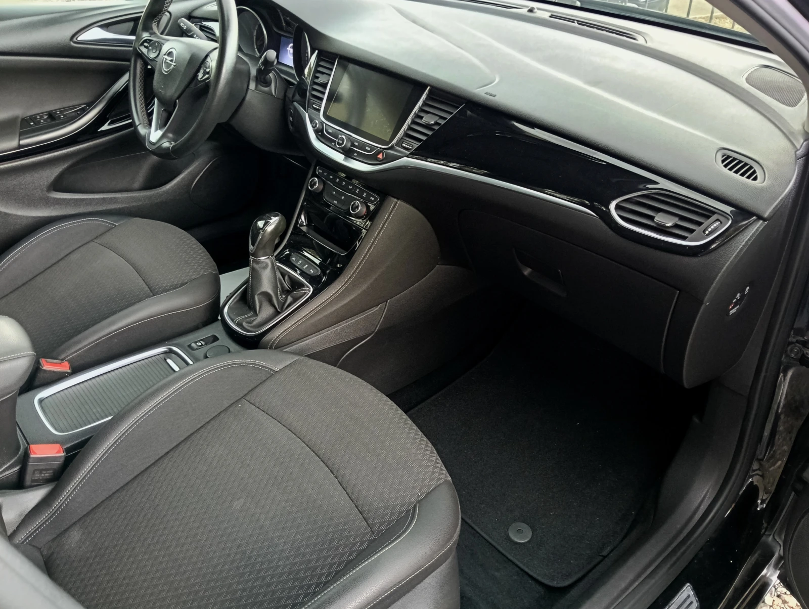 Opel Astra 1.6CDTI FULL, снимка 10 - Автомобили и джипове - 56315139