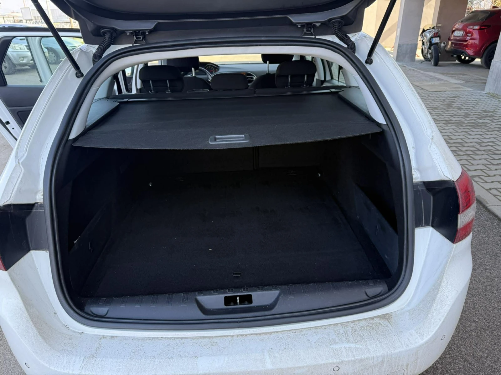 Peugeot 308 1.6 HDI* LED* TOP* NAVI* Euro 5, снимка 7 - Автомобили и джипове - 53872180