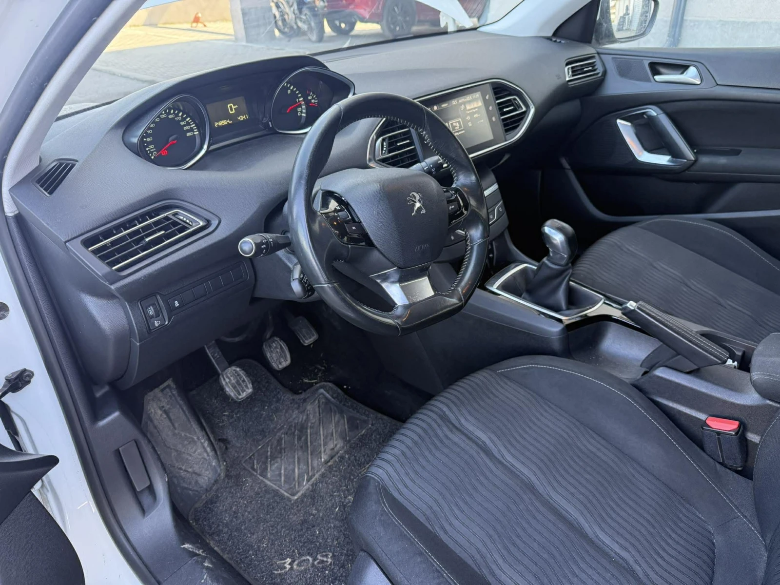 Peugeot 308 1.6 HDI* LED* TOP* NAVI* Euro 5, снимка 5 - Автомобили и джипове - 53872180