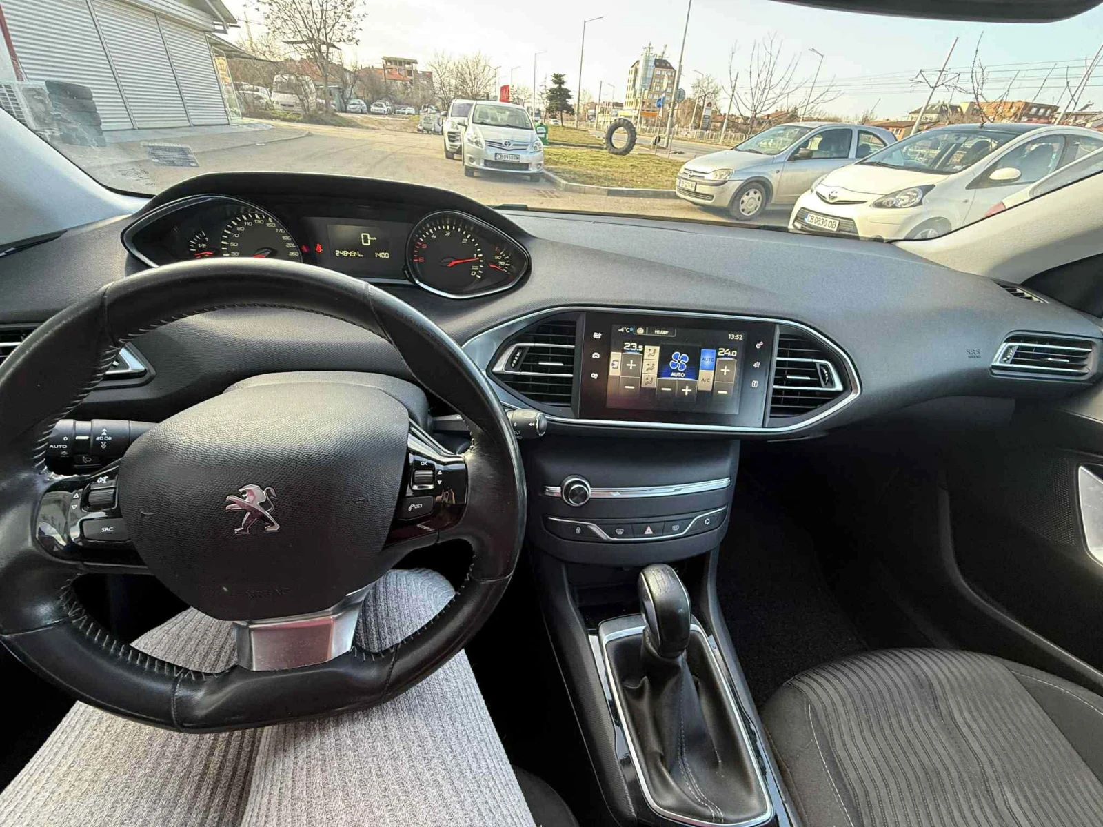 Peugeot 308 1.6 HDI* LED* TOP* NAVI* Euro 5, снимка 9 - Автомобили и джипове - 53872180