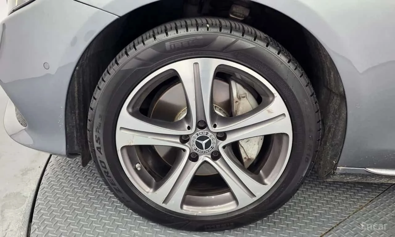 Mercedes-Benz E 300 * E300 Avantgarde * CARFAX * ЦЕНА ДО БГ, снимка 5 - Автомобили и джипове - 55510605