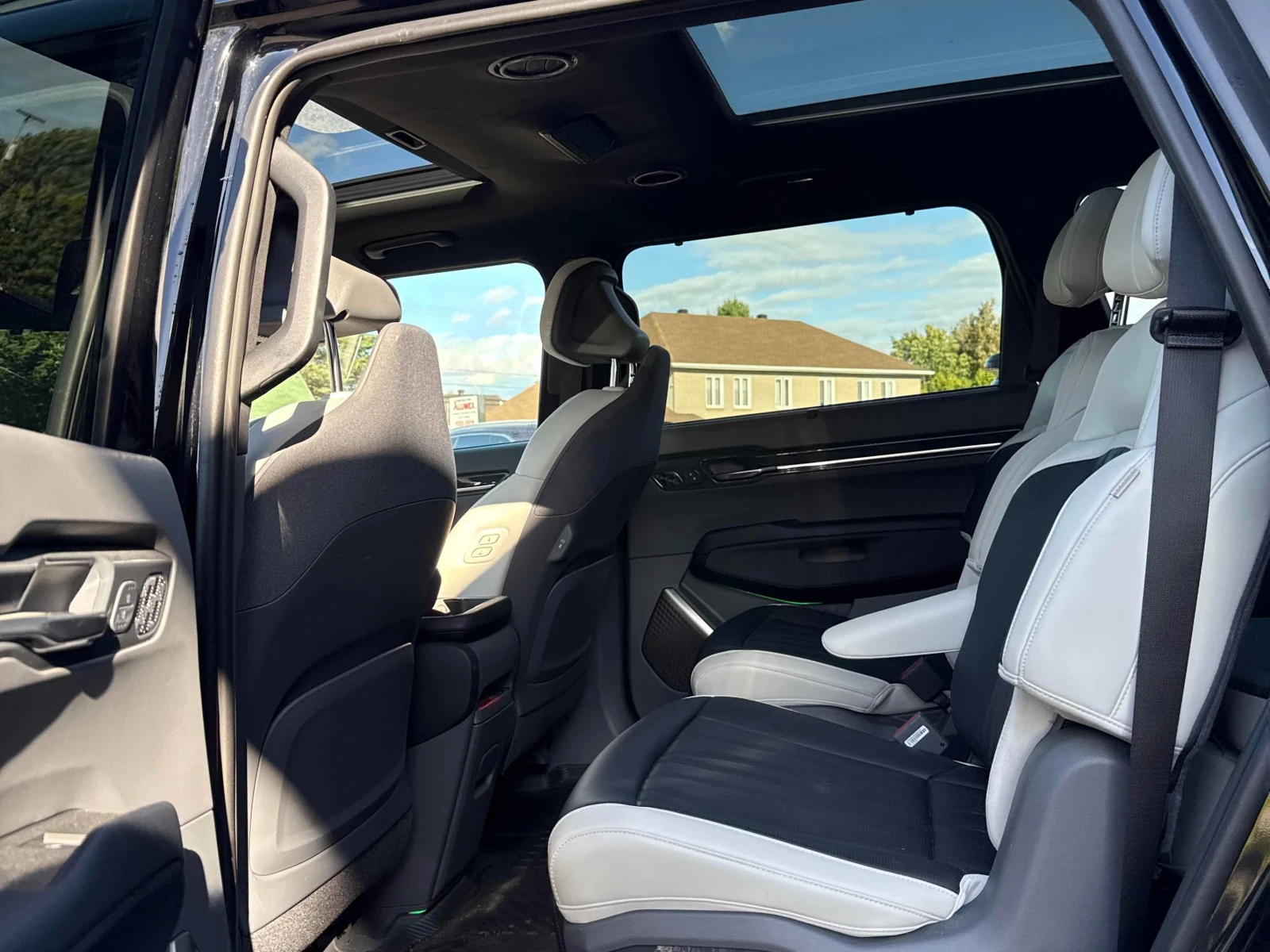 Kia EV9 Land w/GT Line Package AWD * CARFAX * , снимка 10 - Автомобили и джипове - 56087753