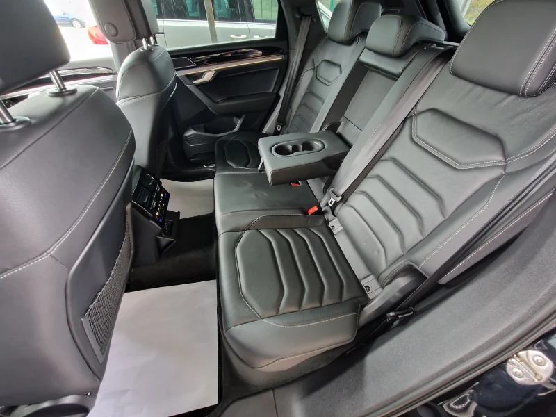 VW Touareg R-lineBlack/Softclose/Hud/Digital/IQmatri/EasyOpen, снимка 12 - Автомобили и джипове - 52428660