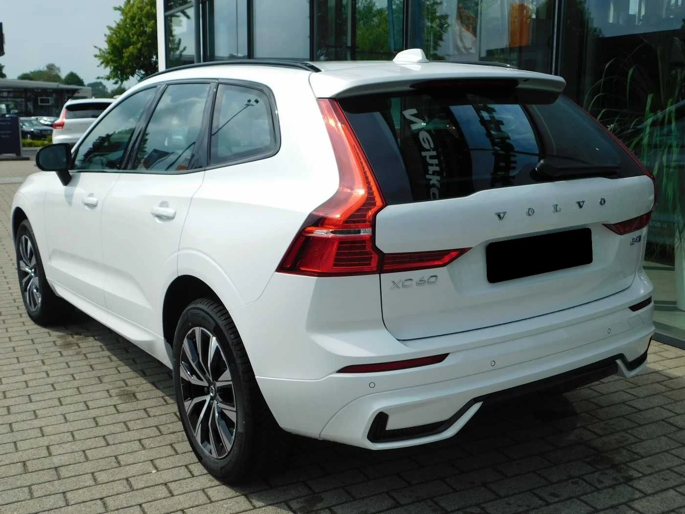 Volvo XC60 B4D AWD = Plus Dark= Гаранция - изображение 4