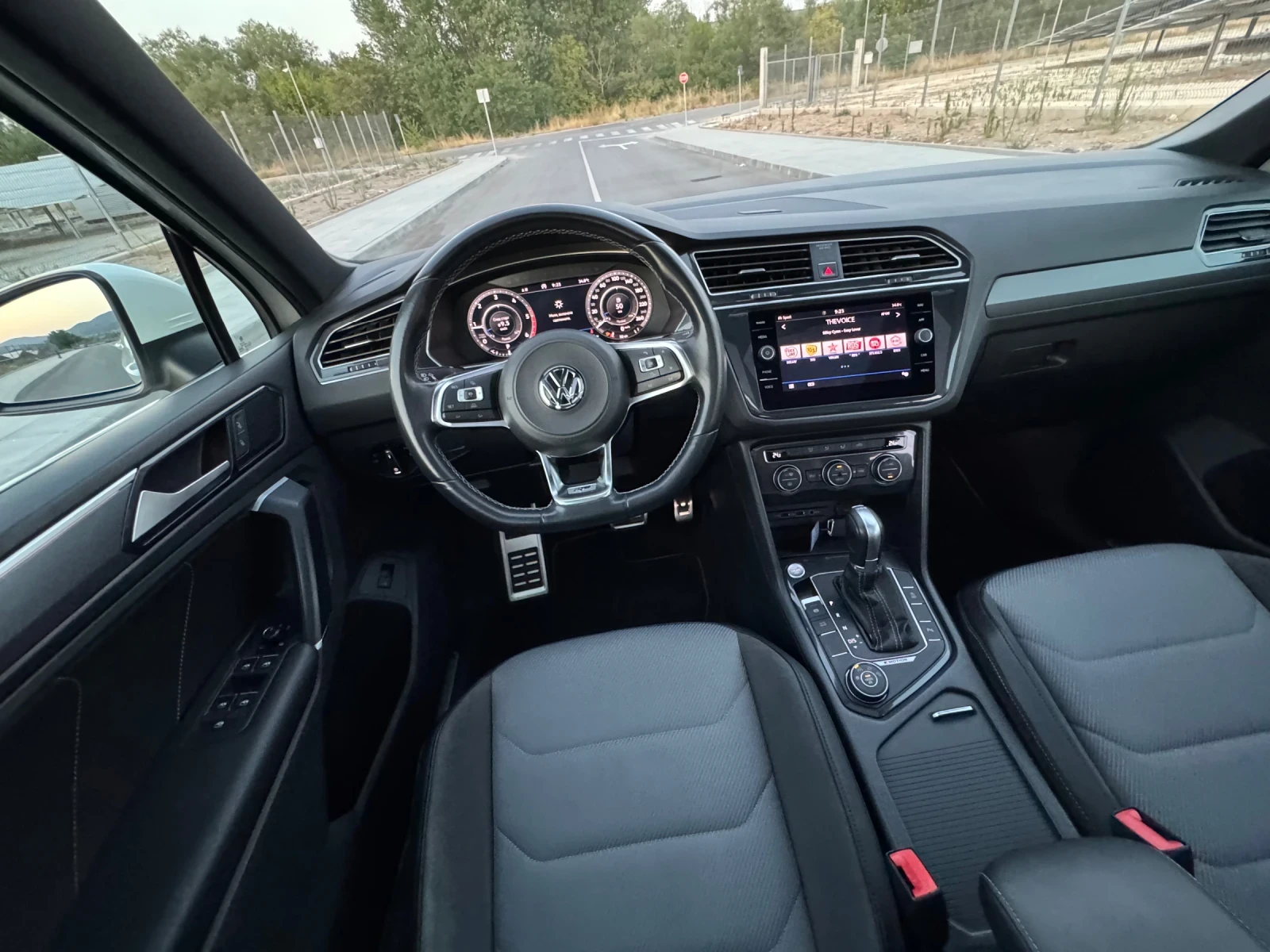 VW Tiguan 2.0TDI R-Line::4MOTION::PANO:KEYLESS::DISTRONIC - изображение 9