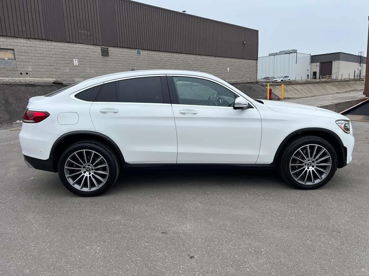 Mercedes-Benz GLC 300 COUPE /ШИБИДАХ/360 КАМЕРИ/ДВА КЛЮЧА, снимка 4 - Автомобили и джипове - 54384082