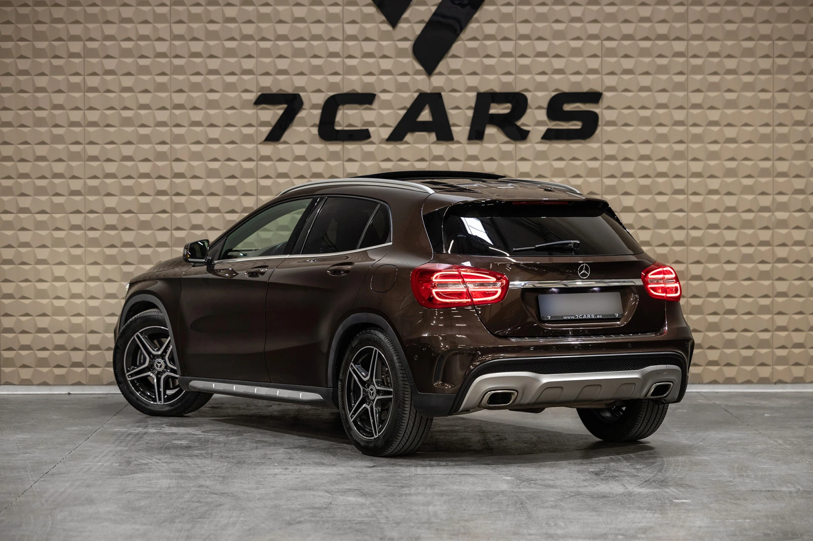 Mercedes-Benz GLA 250  * Панорама * Кожен салон * Подгрев на седалки * , снимка 4 - Автомобили и джипове - 54627479