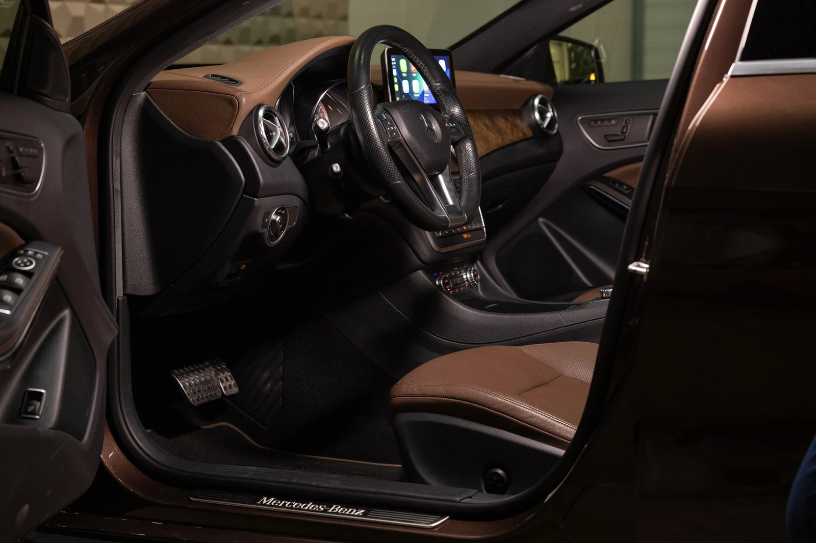 Mercedes-Benz GLA 250  * Панорама * Кожен салон * Подгрев на седалки * , снимка 7 - Автомобили и джипове - 54627479