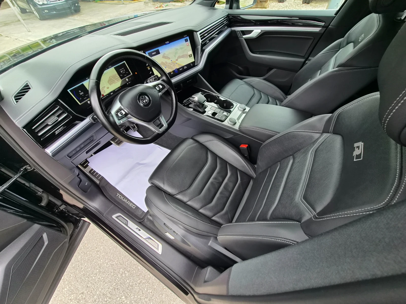 VW Touareg R-LINE Black/Soft close/Digital/EasyOpen/IQ Matrix, снимка 9 - Автомобили и джипове - 54801704