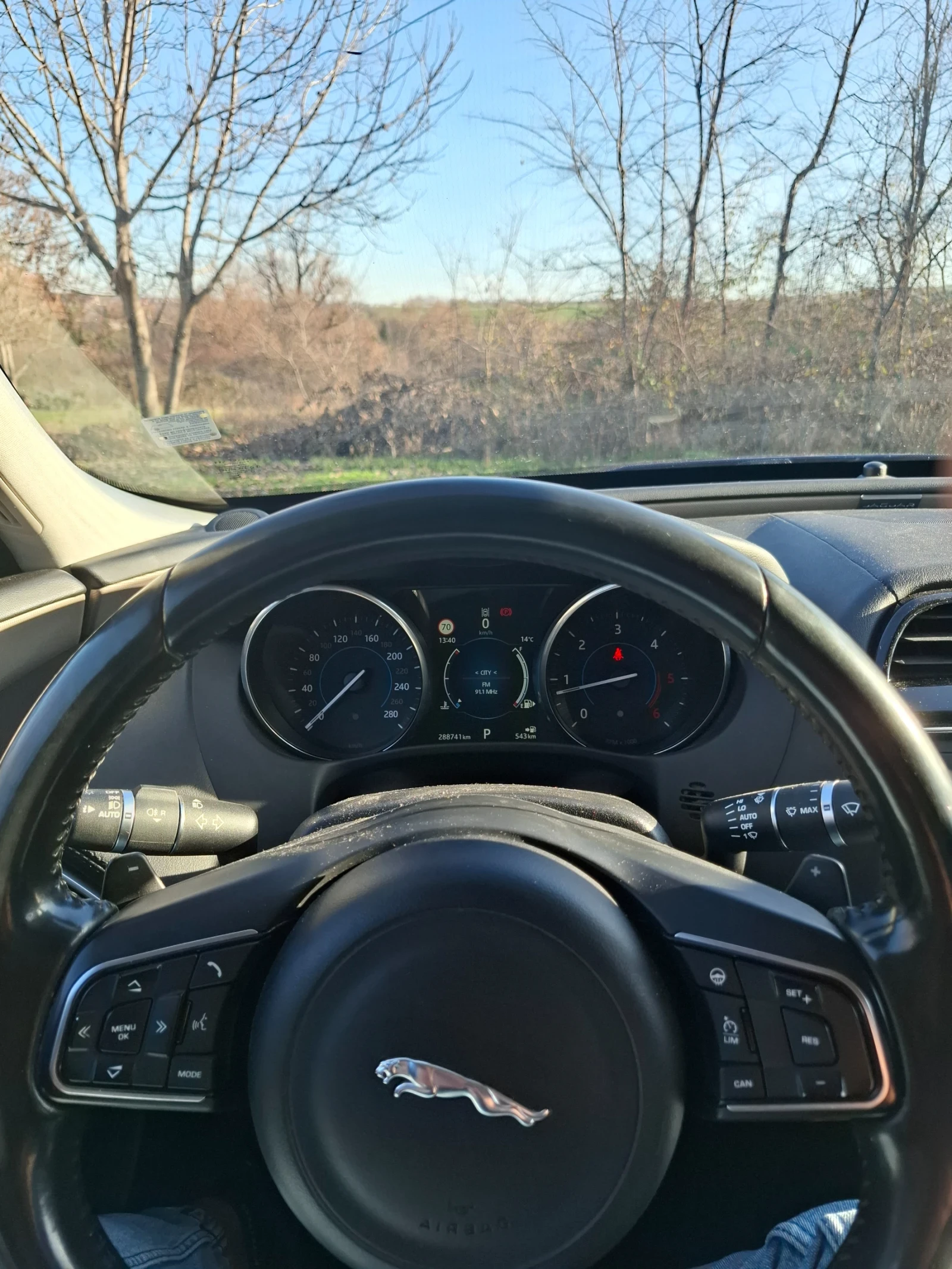 Jaguar XE  - изображение 7