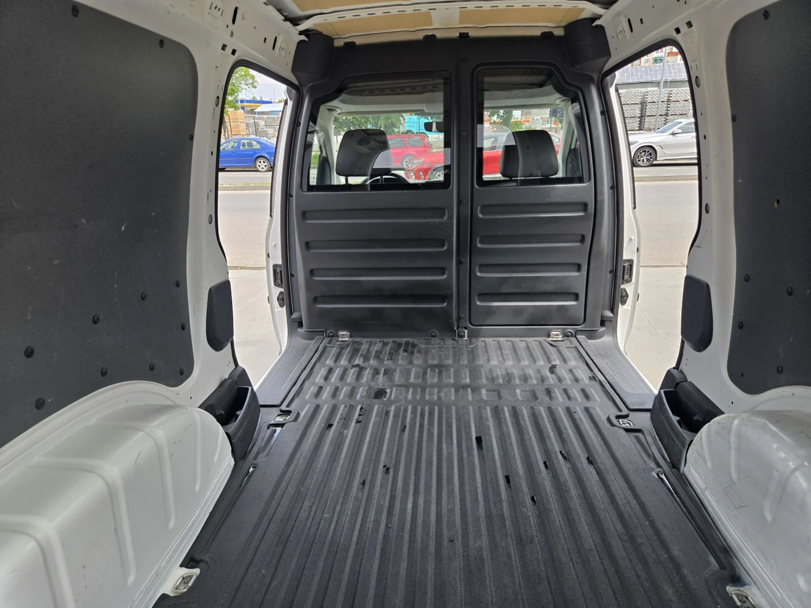 VW Caddy 2.0 TDI MAXI автоматик, снимка 10 - Автомобили и джипове - 54628672