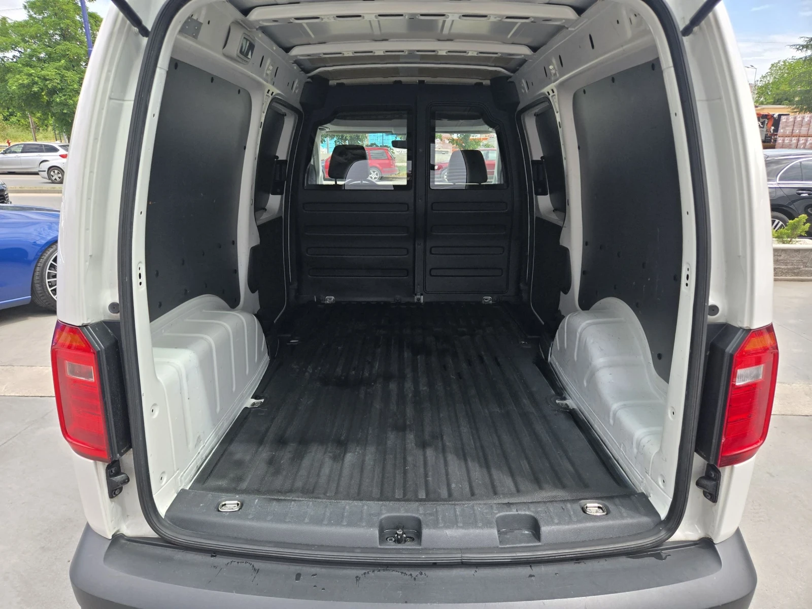 VW Caddy 2.0 TDI MAXI автоматик, снимка 9 - Автомобили и джипове - 54628672