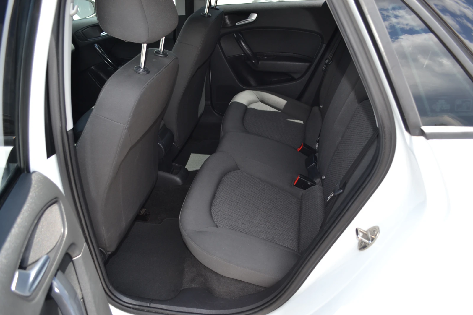 Audi A1 1.6TDI-S line - изображение 8