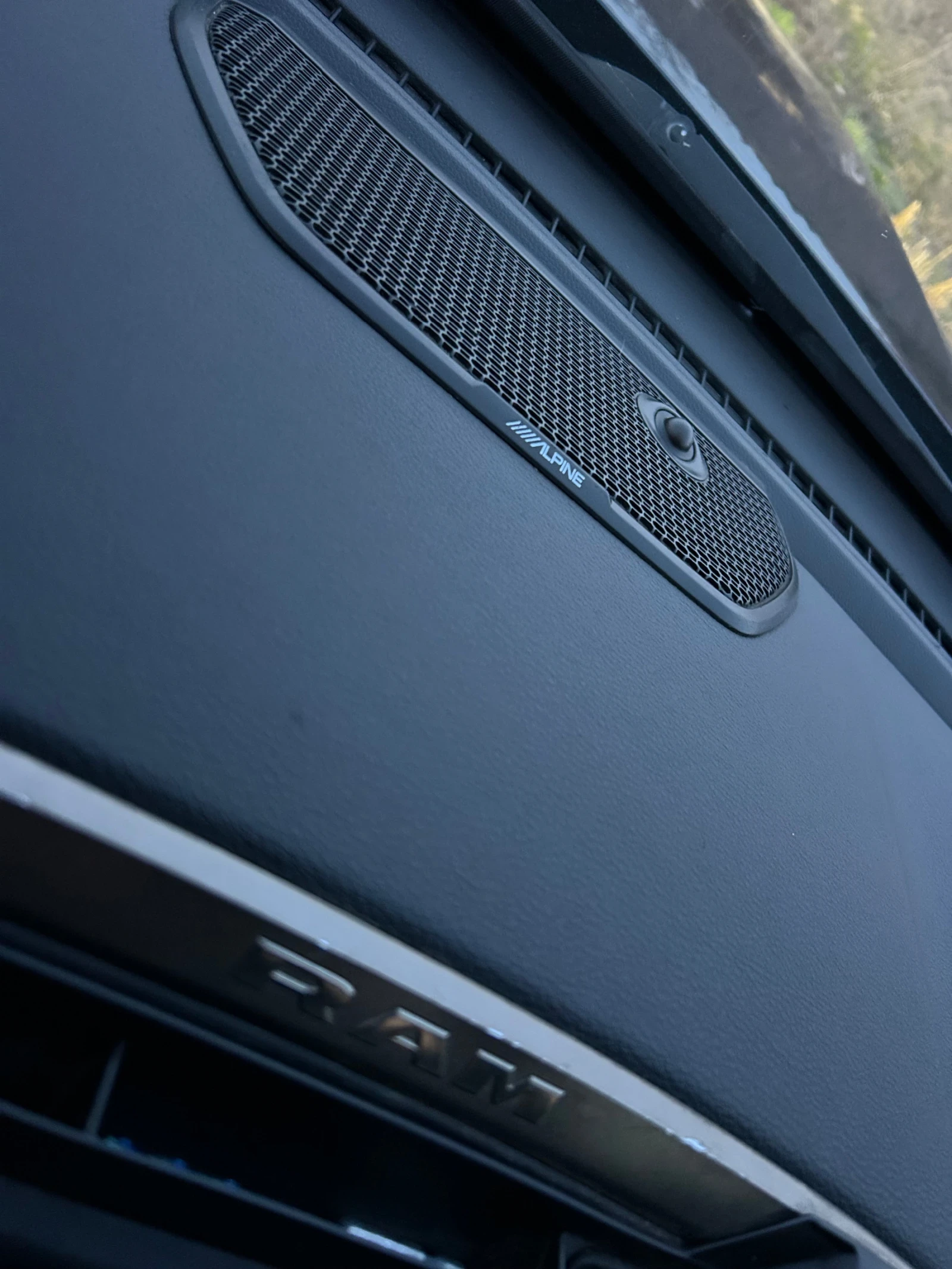 Dodge Ram ЛИФТ* 35ци ГУМИ* LPG* ФУУЛ ЕКСТРИ* КАРБОН* АLPINE , снимка 16 - Автомобили и джипове - 54973886