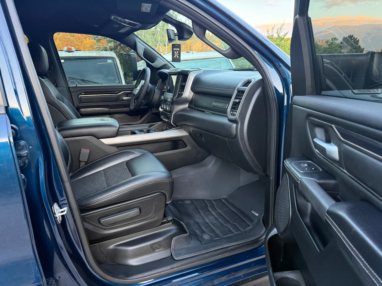 Dodge Ram ЛИФТ* 35ци ГУМИ* LPG* ФУУЛ ЕКСТРИ* КАРБОН* АLPINE , снимка 11 - Автомобили и джипове - 54973886