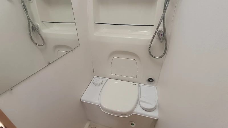 Каравана Chateau Calista 490, снимка 9 - Каравани и кемпери - 53466703