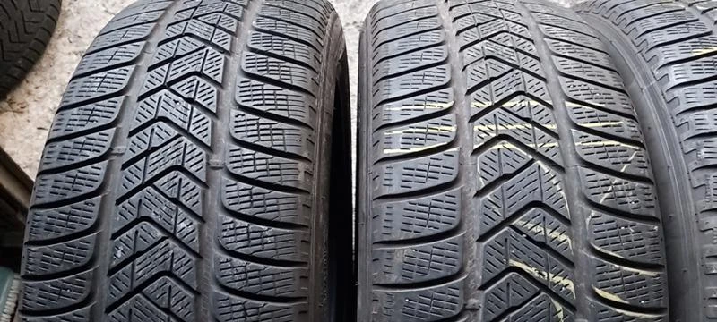 Гуми Зимни 235/60R18, снимка 2 - Гуми и джанти - 30950788