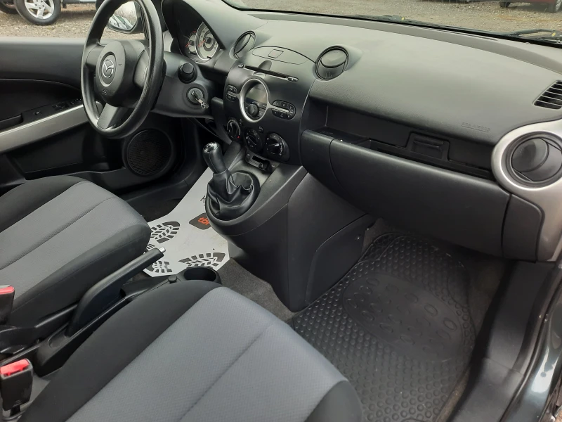 Mazda 2 1.3i, снимка 11 - Автомобили и джипове - 48414880