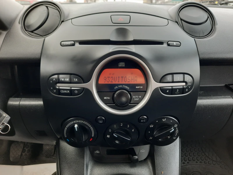 Mazda 2 1.3i, снимка 13 - Автомобили и джипове - 48414880