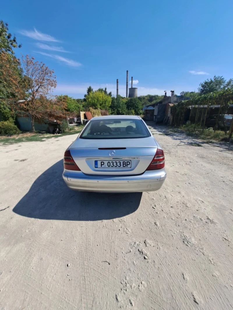 Mercedes-Benz E 220, снимка 3 - Автомобили и джипове - 49021019