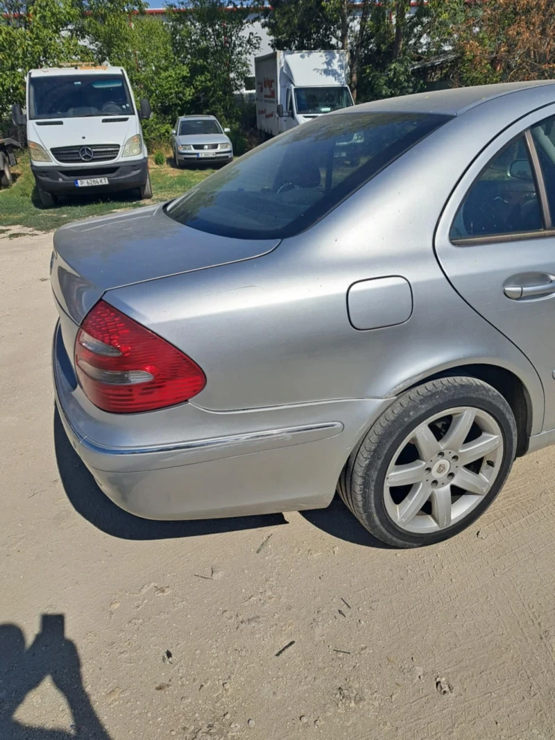 Mercedes-Benz E 220, снимка 5 - Автомобили и джипове - 49021019